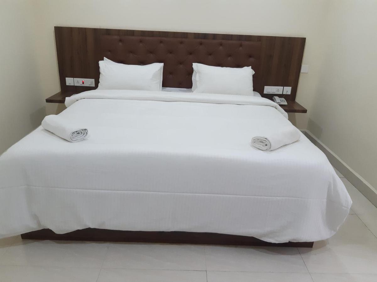 Cnr Residency Hotel Madanapalle Eksteriør billede